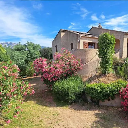 Hébergement de vacances Les Asphodèles, Piscine , Vue Et Montagne *